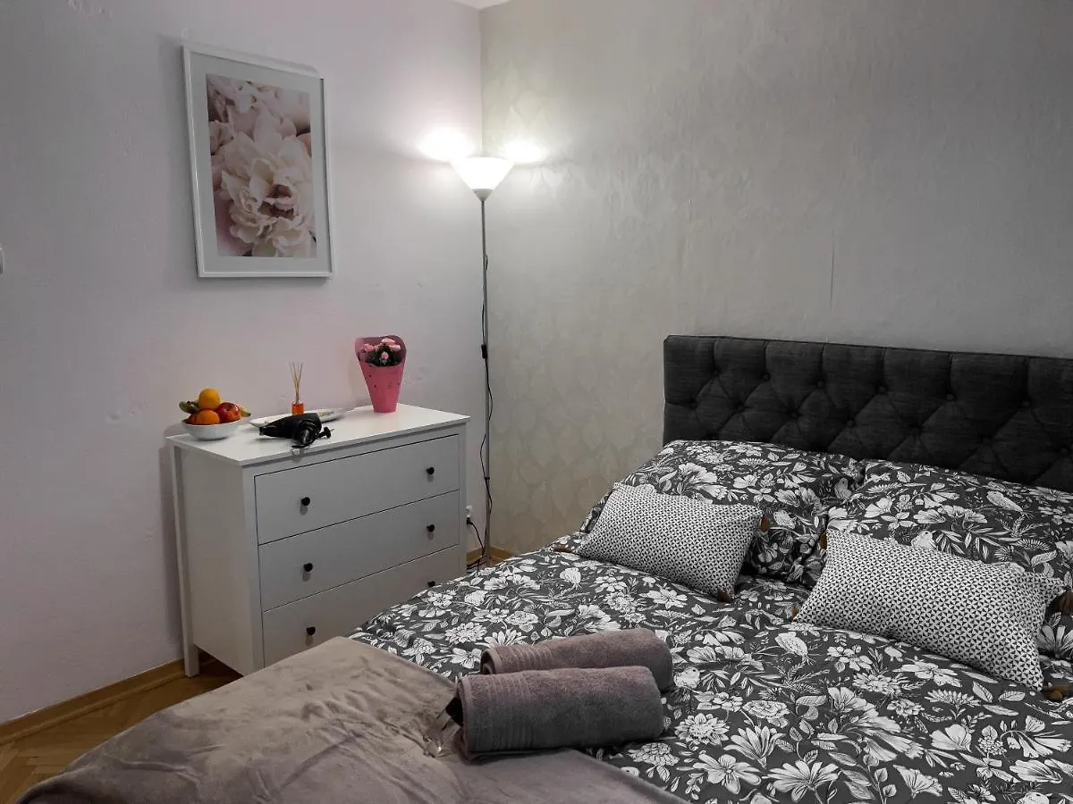 Birch Apartment, Central Railway Station وارسو شقة